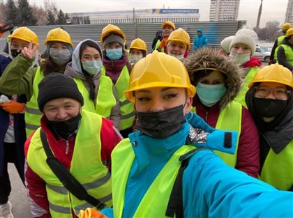 Более 150 алматинских волонтеров приняли участие в уборке здания акимата