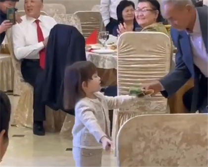 "Будущая Байзакова" - казахстанцы обсуждают девочку, которая выпрашивала деньги на тое