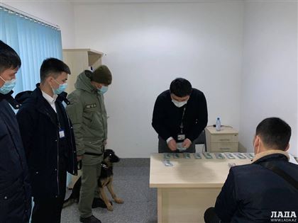 Казахстанца задержали в аэропорту из-за незадекларированной валюты