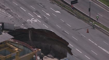 В Сан-Паулу на месте строительства метро обрушился асфальт