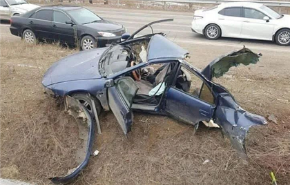 Автомобиль разорвало пополам в ДТП в Алматинской области