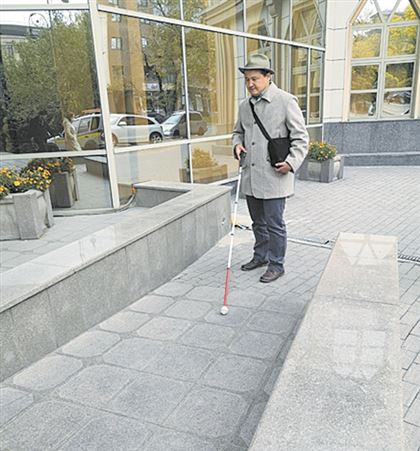 "Меня даже лукавым обозвали": алматинец с инвалидностью по зрению выиграл суд против 3 банков