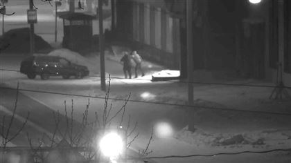 Ограбление женщины попало на видео в Усть-Каменогорске