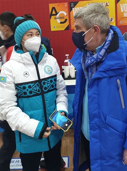 Глава МОК посетил олимпийскую деревню и встретился с казахстанской спортсменкой