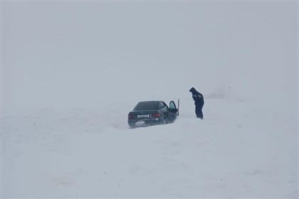 37 человек спасли из снежного плена за сутки на дорогах Казахстана