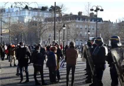 Полиция Парижа взяла под стражу 81 участника акции против антиковидных мер