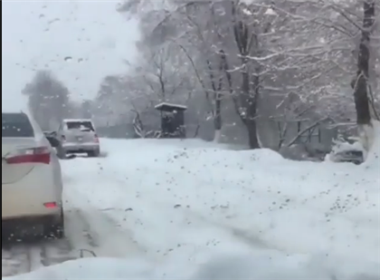 Жители заваленного снегом Алматы жалуются на бездействие акимата