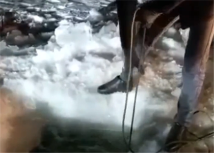 Рыбак нанял водолаза для спасения телефона 