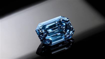 Самый крупный голубой бриллиант продадут на аукционе