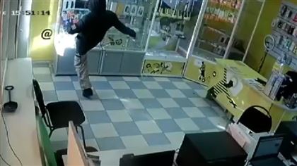 "Разбил витрину, забрал телефоны": ограбление магазина техники средь бела дня попало на видео в Уральске