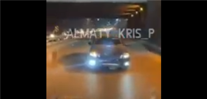 Полиция Алматы задержала водителя, который ехал задом наперёд