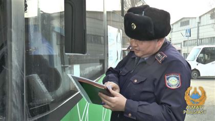 Полицейские Алматы проверяют пассажирский транспорт