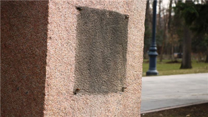 С мемориалов в Парке 28 панфиловцев в Алматы сорвали таблички