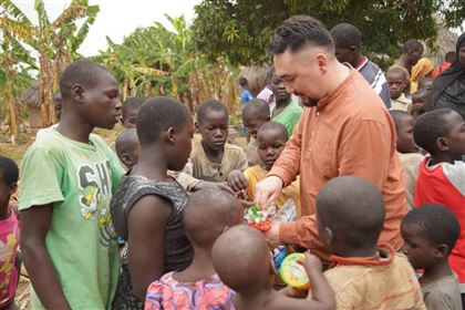 Казахстанец обрадовал африканских детей новым колодцем