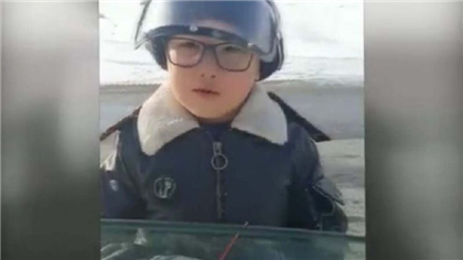 Пятилетнего автоинспектора, покорившего казахстанцев, доставили в отдел полиции