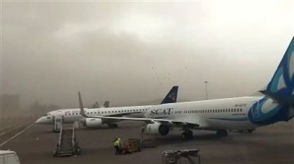 Сильный порыв ветра сдвинул с места самолет в аэропорту Алматы