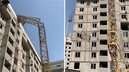 При падении башенного крана на стройке в Алматы никто не пострадал
