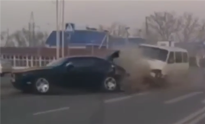 В Казнет попало видео зрелищной аварии после разворота на полном ходу