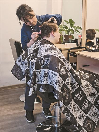 В Алматы работает салон красоты, где бесплатно оказывают парикмахерские услуги малообеспеченным семьям