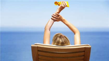 Учёные рассказали, чем могут быть опасны солнцезащитные кремы 