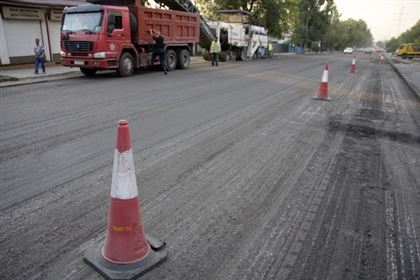 Аким ВКО отправил чиновников работать мастерами дорожного строительства