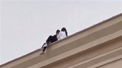 В Актау школьницы забрались на крышу торгового центра