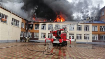 В Павлодаре вновь горит школа, госпитализирована учительница