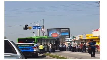 Водитель маршрутного автобуса выехал на тротуар в Шымкенте из-за укуса осы