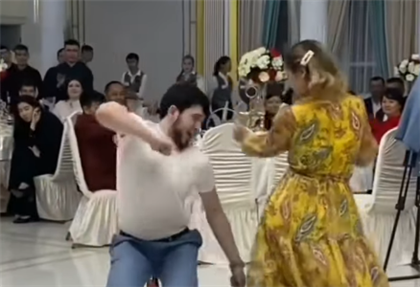  «Женщина здесь лишняя»: казахстанцы обсуждают заводной танец с тоя