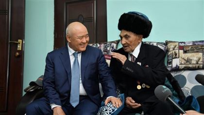 Аким Туркестанской области Умирзак Шукеев поздравил ветеранов