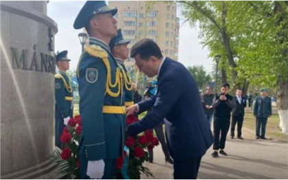 Государственный секретарь возложил цветы к памятнику Маншук Маметовой