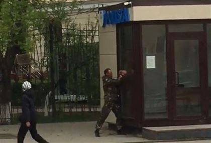 Пьяный мужчина бил кирпичом по пункту полиции в Уральске – видео