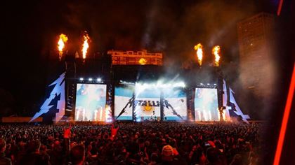 В Бразилии фанатка родила на концерте группы Metallica