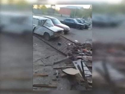 В Карагандинской области обрушились два балкона и побили припаркованные машины