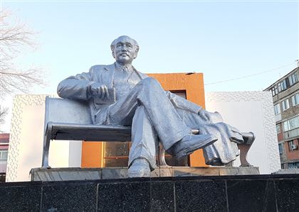 "Пережил трех акимов": жители Кызылорды просят перенести памятник Мухтару Ауэзову на новое место