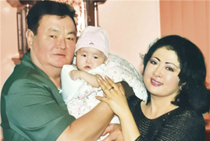 "То, что с ней делают казахские паблики - бесчеловечно" - казахстанский продюсер высказался о Макпал Жунусовой, признавшейся, что её дочь приёмная