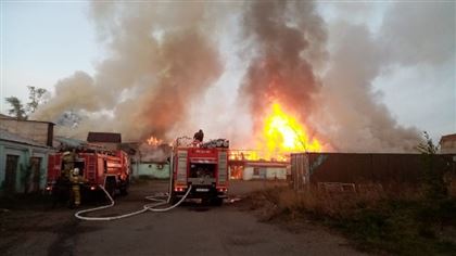 В Щучинске потушили крупный пожар на рынке