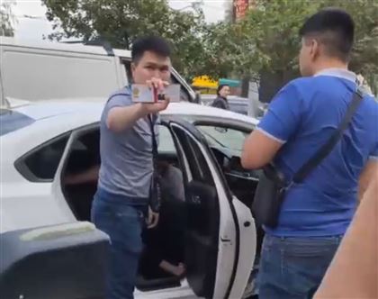 Мужчина со служебным удостоверением запихал в машину девушку в Алматы