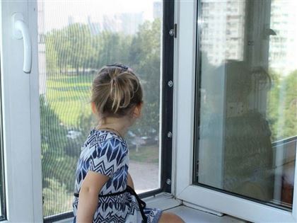 В Экибастузе пятилетний ребенок выпал из окна четвертого этажа
