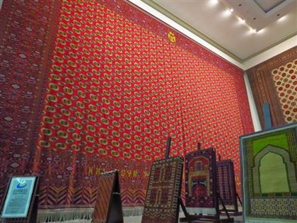 Матери президента Туркменистана присвоили звание заслуженной ковровщицы
