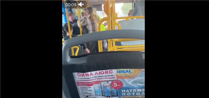 Мужчина в автобусе обматерил сына и избил парня, который сделал замечание - видео