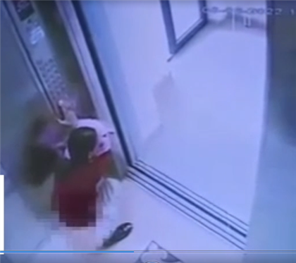 На видео попала девушка, которая испражнилась в лифте на глазах у парня