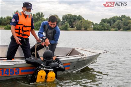 Десять водолазов ищут утонувшего в Иртыше гражданина Китая