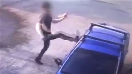 В Нур-Султане мужчина "напал" на автомобиль