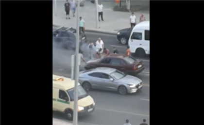 В столице добровольцы потушили загоревшуюся машину до приезда пожарных - видео