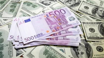 Доллар впервые за 20 лет стал дороже евро