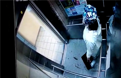 В Нур-Султане женщина в медицинской форме справила нужду в лифте ЖК