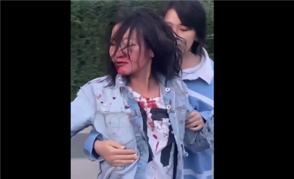 В Алматы парень избил девушку до крови посреди улицы - видео