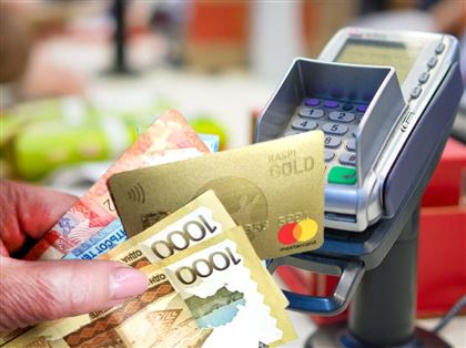 Деньги с найденной банковской карты украла 23-летняя девушка в Нур-Султане