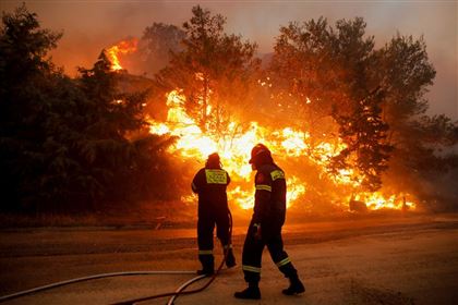 Под Афинами бушует лесной пожар - дома повреждены